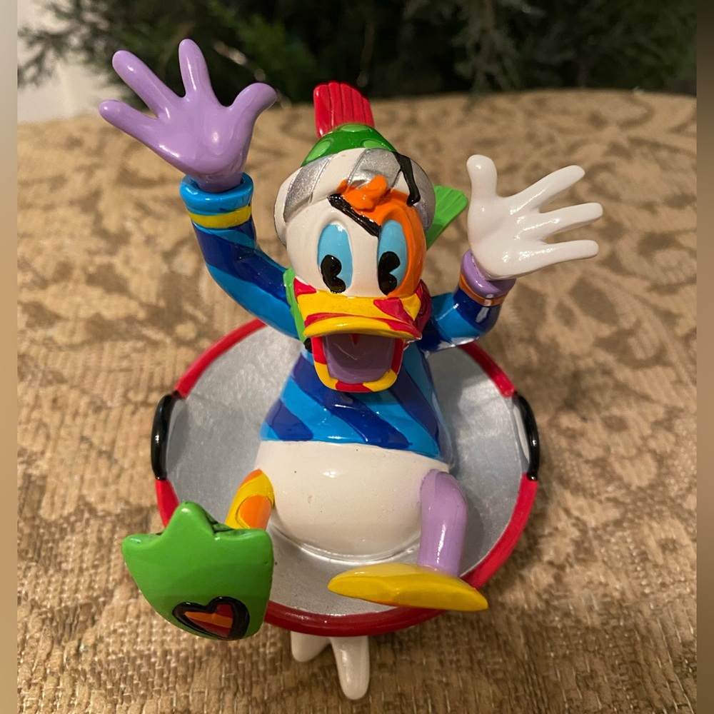2015 Disney  Romero Britto Showcase Collection “Sledding Donald Duck” figurine